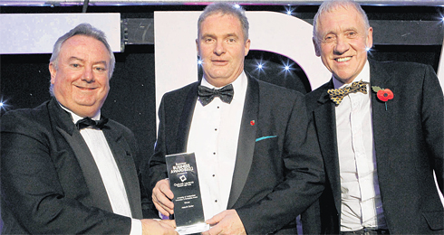Prof Bob Cryan (left), vice-chancellor of the University of Huddersfield, presents the award for innovation and
enterprise to Paul Hinchliffe (centre), of Asquith Butler, with awards night host Harry Gration