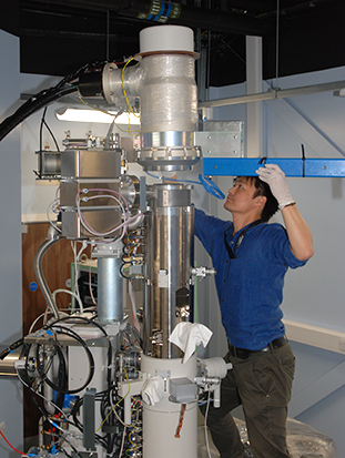 An Hitachi engineer assembling the MIAMI-2 microscope