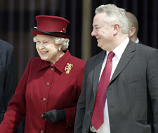 Her Majesty Queen Elizabeth II with Vice-Chancellor Professor Bob Cryan